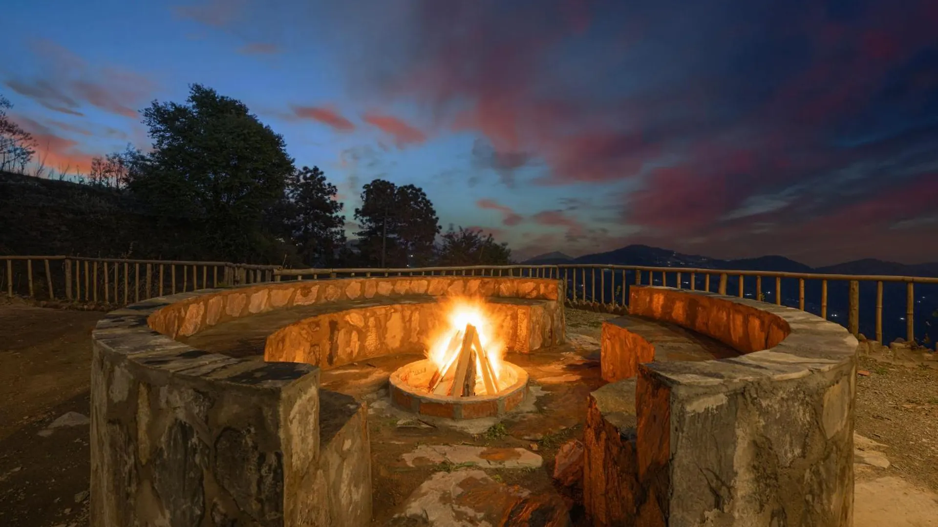 Hotel Wood Winds - A Best Valley View Hotel 심라